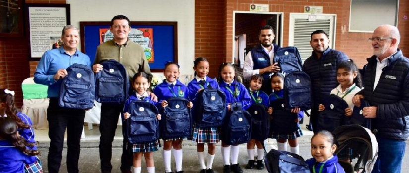 Gobernación de Caldas y empresas del sector financiero entregaron kits escolares a estudiantes de Palestina ¡Unidos por la educación!