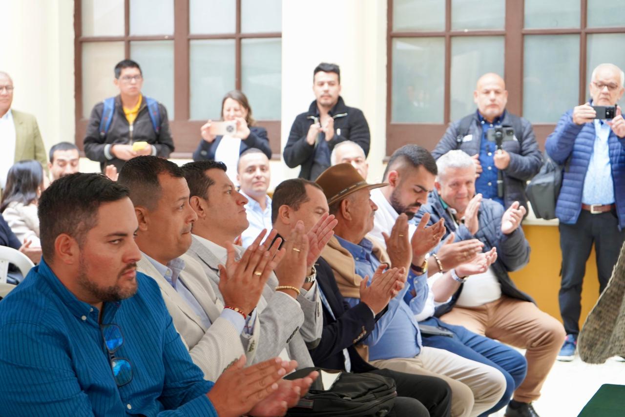 ENTREGA COMPUTADORES EN GOBERNACION 15