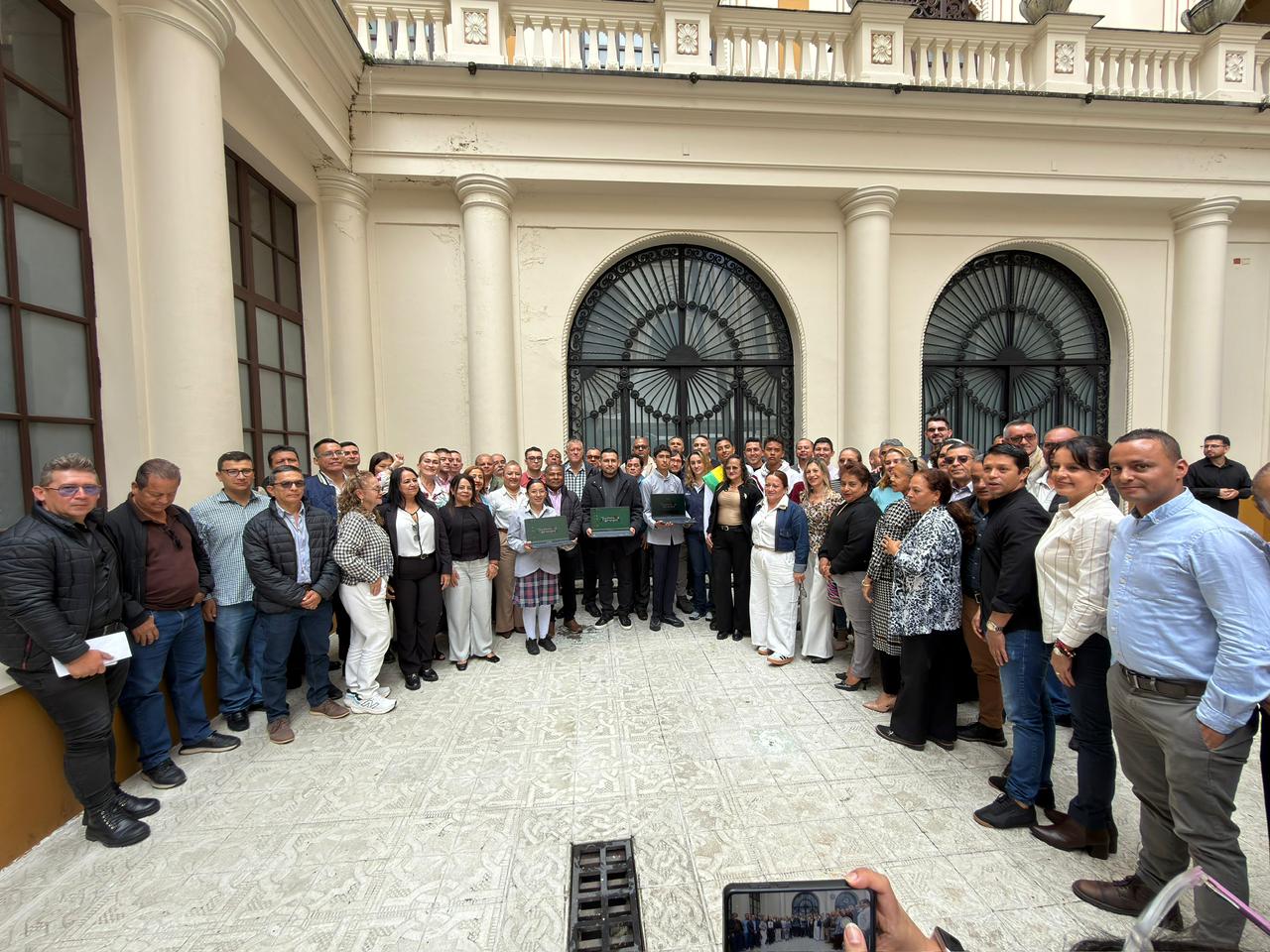 ENTREGA COMPUTADORES EN GOBERNACION 7